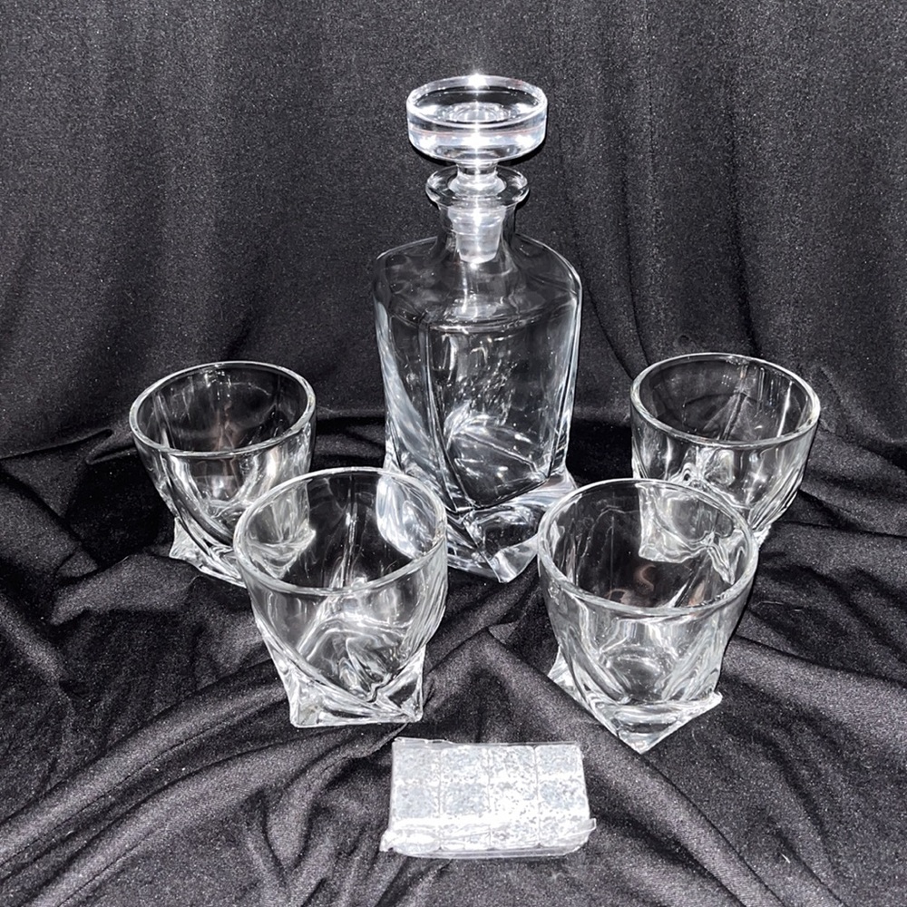 *NEW* Decanter Set - Picture 4 of 8